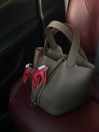 Klassische Handtasche mit genarbtem Leder und Schlossdetail