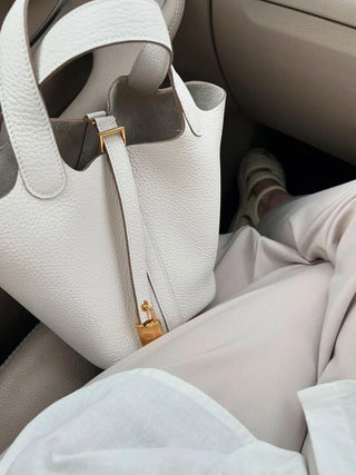 Klassische Handtasche mit genarbtem Leder und Schlossdetail