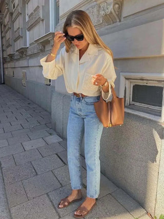 Klassische Handtasche mit genarbtem Leder und Schlossdetail