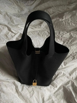 Klassische Handtasche mit genarbtem Leder und Schlossdetail