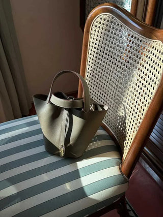 Klassische Handtasche mit genarbtem Leder und Schlossdetail