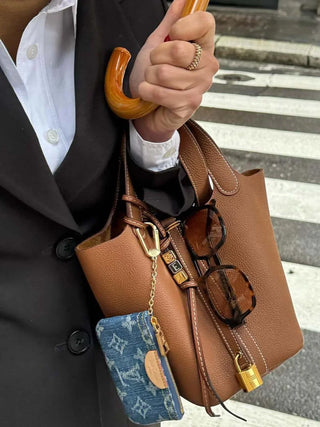 Klassische Handtasche mit genarbtem Leder und Schlossdetail