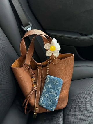 Klassische Handtasche mit genarbtem Leder und Schlossdetail