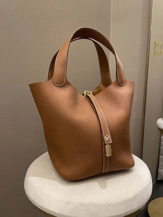 Klassische Handtasche mit genarbtem Leder und Schlossdetail
