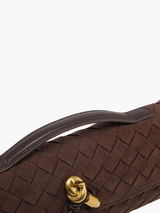 Clutch aus Wildlederimitat mit geflochtenem Verschluss