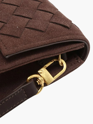 Clutch aus Wildlederimitat mit geflochtenem Verschluss