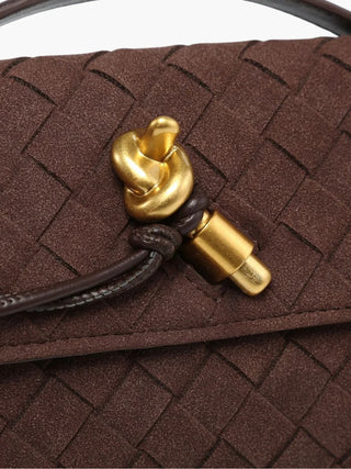 Clutch aus Wildlederimitat mit geflochtenem Verschluss